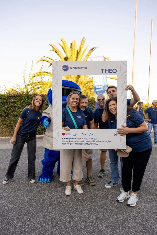 participantes e  Theo a tirar uma foto